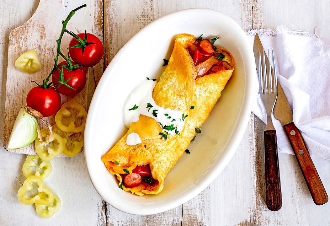 Para o almorzo, aqueles que están a perder peso cunha dieta cetogénica teñen unha tortilla con queixo, verduras e xamón