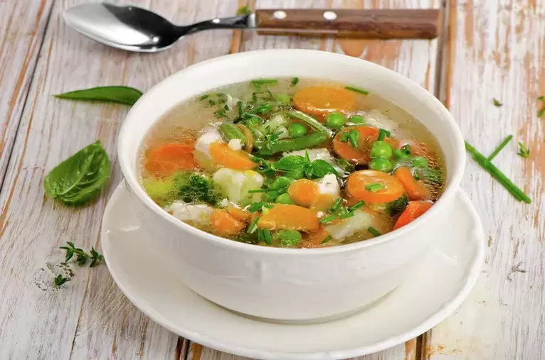 Sopa de verduras ao perder peso